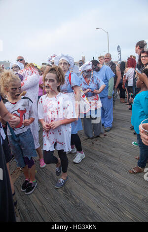 Gli zombie a piedi sul lungomare e attraverso le strade di Asbury Park, NJ durante l annuale Zombie a piedi il 5 ottobre 2013. Foto Stock