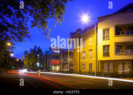 Sandy Lane, Teddington, Regno Unito. Un verde, verde e pittoresco villaggio di atmosfera, con facile accesso al centro di Londra, lungo Foto Stock