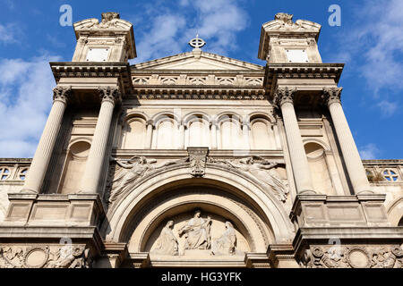 Vista dal basso della facciata principale del la chiesa de La Madeleine, Aix-en-Provence, Francia. Foto Stock