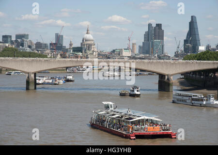 Vista della città da Hungerford Bridge, Londra, Regno Unito. Foto Stock