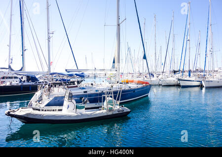 Yacts lungo il porto di Puerto de Mogan in Gran Canaria. Foto Stock