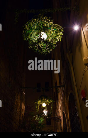 Vicolo buio decorate illuminazione stradale in Firenze, Italia Foto Stock