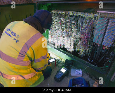 BT Openreach engineer opera sull'aggiornamento di un centralino telefonico per superfast broadband vicino a Livingston West Lothian. Foto Stock