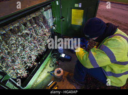 BT Openreach engineer opera sull'aggiornamento di un centralino telefonico per superfast broadband vicino a Livingston West Lothian. Foto Stock