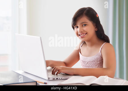 Ritratto di sorridente ragazza carina utilizzando laptop Foto Stock