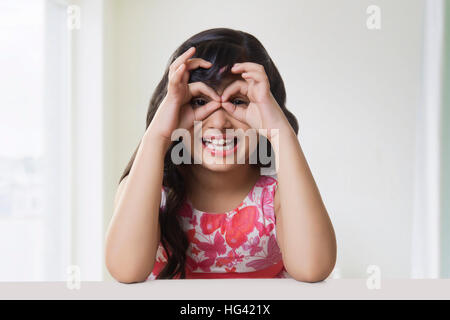 Ragazza rendendo i movimenti degli occhi Foto Stock