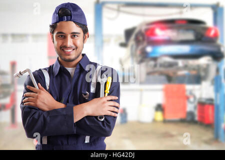 Ritratto di auto meccanico con utensili a mano in garage Foto Stock