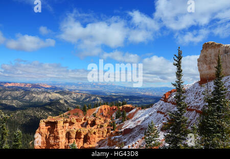 Bryce Canyon coperto di neve su un gelido inverno giorno Foto Stock