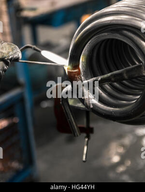 Processo di saldobrasatura in una società metallurgica. Foto Stock