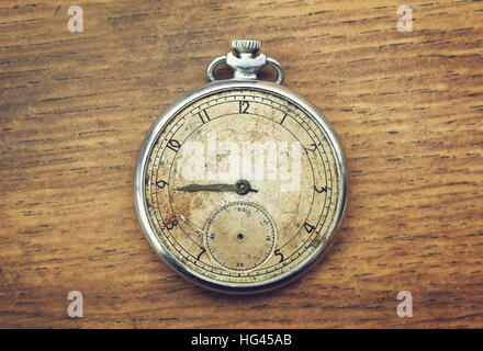 Vintage orologio da tasca su uno sfondo di legno