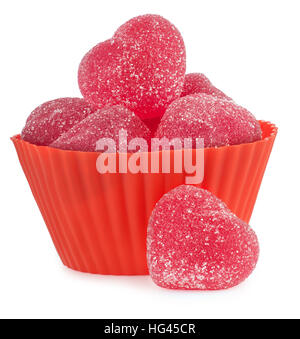 Amore simbolo rosso gelatine cuore con lo zucchero in un recipiente isolato su sfondo bianco Foto Stock