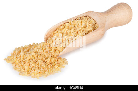 Bulgur o il cous cous in cucchiaio di legno isolato su sfondo bianco Foto Stock