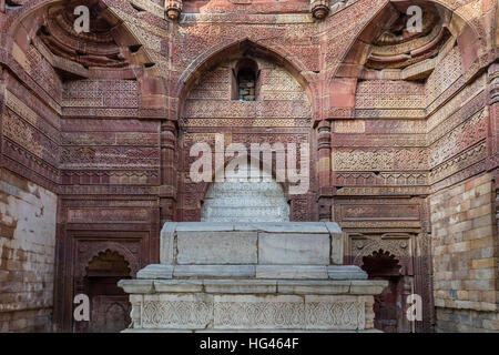 Tomba di Iltutmish all'interno di Qutb complesso in Mehrauli. Foto Stock