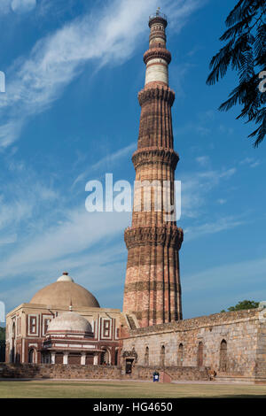 Qutub Minar e Alai Darwaza all'interno di Qutb complesso in Mehrauli. Foto Stock