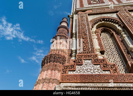 Qutub Minar e intricati intarsi su Alai Darwaza all'interno di Qutb complesso in Mehrauli Foto Stock