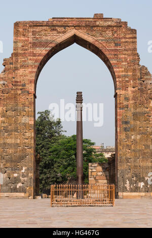 Colonna di ferro all'interno complesso di Qutub in Mehrauli. Foto Stock