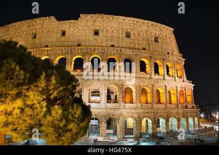 Famoso Colosseo di Roma di notte. L'Italia. Esposizione lunga Foto Stock