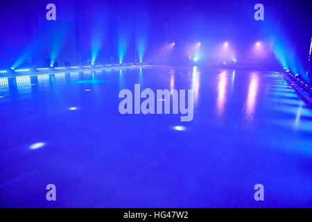 Pavimento di ghiaccio con palco con faretti per danza su ghiaccio. Foto Stock