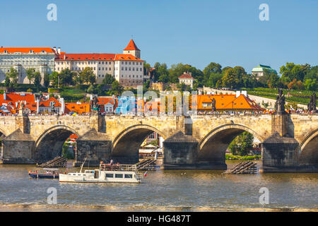 Praga Repubblica Ceca, Settembre 20, 2011: vista sul Castello di Praga da Charles ponte sul fiume Moldava a Praga, Repubblica Ceca Foto Stock