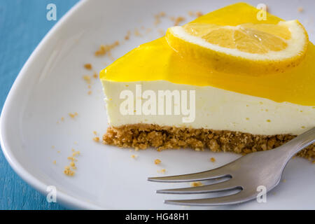 Torta al limone sul blu sullo sfondo di legno Foto Stock