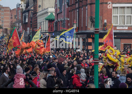 Anno Nuovo Cinese, dragon, parade,fausto,Yuan Xiao Jie, Liverpool, Chinatown, buona fortuna, dancing dragon,folla,rosso,Lion Foto Stock