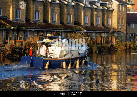 Pass in barca da case lungo il fiume Lea in London, England Regno Unito Regno Unito Foto Stock