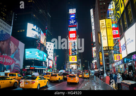 NEW YORK CITY - 17 dicembre 2016: il traffico e la folla riempire Times Square come la città si prepara per la Vigilia di Capodanno. Foto Stock