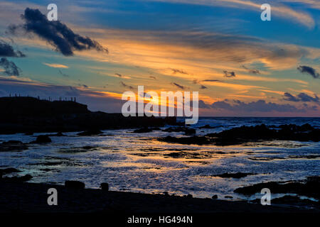 Un tramonto sulla baia a Aberffraw, Anglesey, Galles del Nord Foto Stock