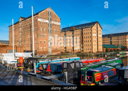 Victoria Dock con magazzini e barche in Gloucester docks area di rigenerazione Foto Stock