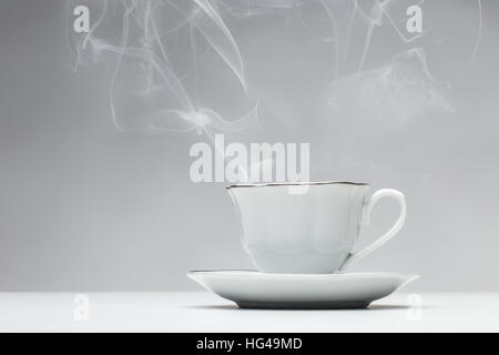 Fumante tazza di tè shot in studio Foto Stock