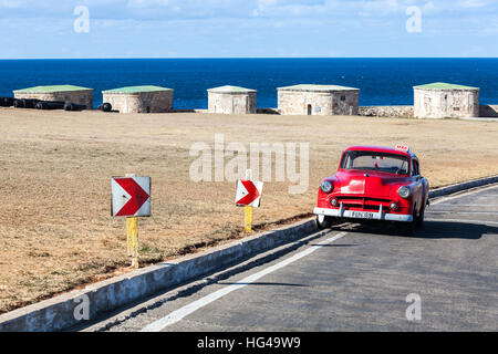 L'Avana, Cuba - 25 gennaio 2016 Vintage autovettura convertibile è parcheggiata fuori Castillo de la Real Fuerza attesa dei passeggeri. Foto Stock