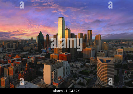 La città di Dallas skyline al tramonto tramonto. Dallas Texas downtown, centro business. Zona commerciale nelle grandi città. La città di Dallas vista dalla torre di Reunion. Foto Stock