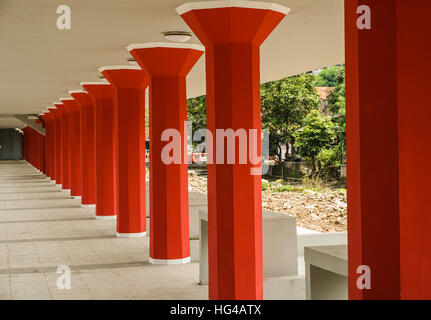 Red pilastri in una fila foto scattata a Semarang Indonesia Foto Stock