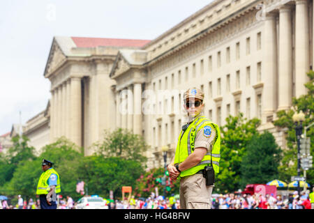 Washington, Stati Uniti d'America - Luglio 4, 2015: Metro Police sul dazio in l annuale giorno dell indipendenza nazionale Parade 2015. Foto Stock