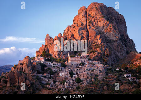 La roccia e la città fantasma di Pentedattilo, Calabria, Italia. Foto Stock