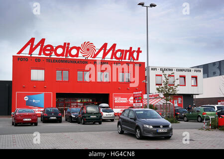 Parcheggio di fronte al red Media Markt store con logo sulla parte superiore in Germania Foto Stock
