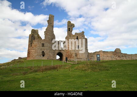 Il castello di Dunstanburgh vicino Craster, Northumberland Foto Stock