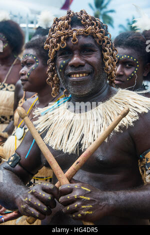 Tradizionalmente l'uomo vestito da una banda di bambù, Buka, Bougainville, Papua Nuova Guinea, Pacific Foto Stock