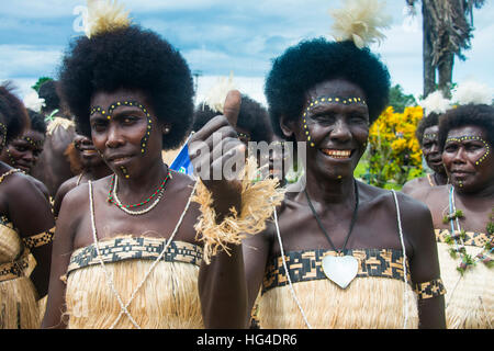 Tradizionalmente condita le donne da una banda di bambù in Buka, Bougainville, Papua Nuova Guinea, Pacific Foto Stock