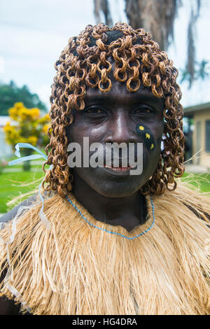 Tradizionalmente l'uomo vestito da una banda di bambù in Buka, Bougainville, Papua Nuova Guinea, Pacific Foto Stock