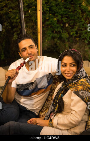 Giovane sulla notte fuori in un ristorante tradizionale, Darband, nord di Tehran, Iran, Medio Oriente Foto Stock