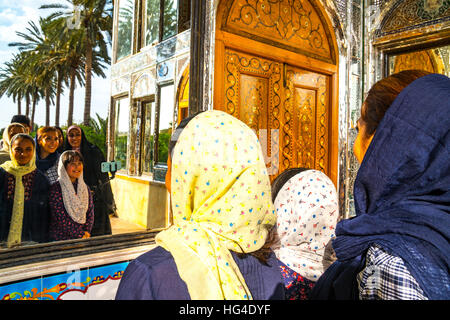 Famiglia prendendo un selfie in Bagh-e Narajestan (giardino di agrumi), Shiraz, Iran, Medio Oriente Foto Stock