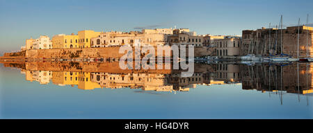 Città vecchia con il castello e il porto di sunrise, Gallipoli, Lecce Provincia, Penisola Salentina, Puglia, Italia, Mediterranea Foto Stock