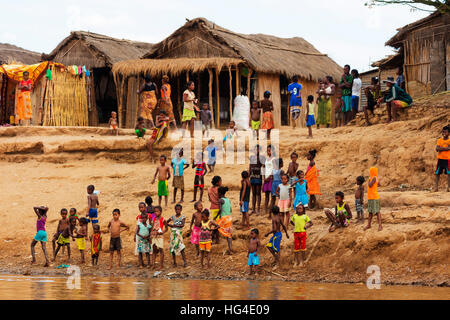 La gente del villaggio, fiume Tsiribihina, area occidentale Foto Stock