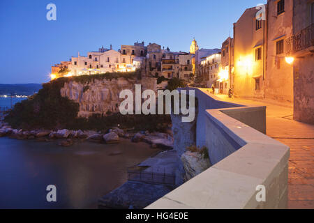 Centro storico con il duomo, Vieste e Gargano, provincia di Foggia, Puglia, Italia, Mediterranea Foto Stock