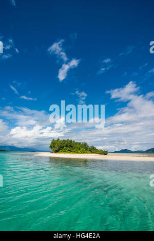 Acque turchesi e la spiaggia di sabbia bianca, Isola Bianca, Buka, Bougainville, Papua Nuova Guinea, Pacific Foto Stock
