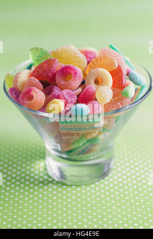 Ciotola di vetro riempito con colorate caramelle (fruttato caramelle gommose). Foto Stock