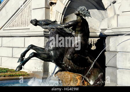 Washington, DC - Aprile 12, 2014: Donna a cavallo di un cavallo in stile Beaux Arts Fontana di Nettuno davanti alla Biblioteca del Congresso sulla prima strada SE * Foto Stock