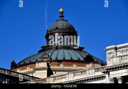 Washington, DC - 12 Aprile 2014: la fiaccola della sommità di apprendimento la grande cupola in rame del Beaux Arts la Biblioteca del Congresso Thomas Jefferson Building Foto Stock