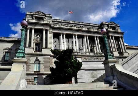 Washington, DC - Aprile 9, 2014: il fronte ovest del Beaux Arts Thomas Jefferson edificio della Biblioteca del Congresso sulla prima strada * Foto Stock